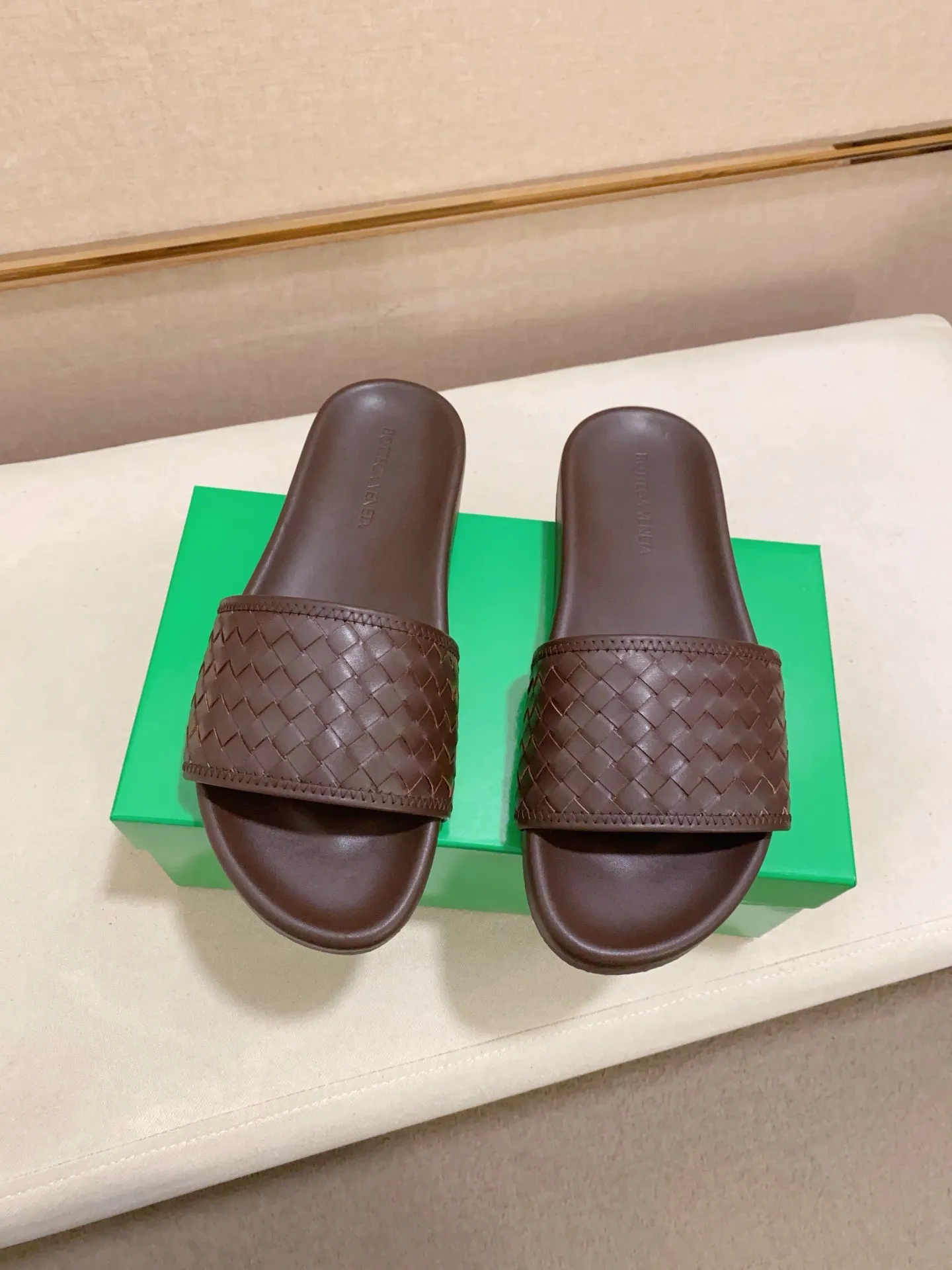 Men's shoes 💰: 320💰[BV~Bottega Veneta] Trendy new slippers are on the market. Same style as the official website. Counter quality [strong][strong][strong] Selected cow patent leather weaving. High-end atmosphere. Very cost-effective. Original wear-resistant rubber outsole. Fine workmanship. The upper layer of materials is used. The quality is visible. Shoe size 38-45.